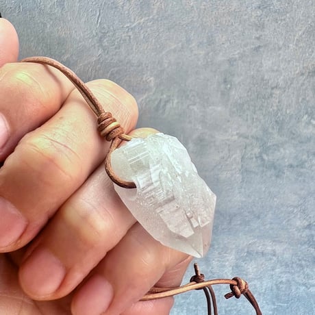 【カイラス産】天然ヒマラヤ水晶革紐付きペンダント⑤/Kailash Himalayan Quartz Pendant
