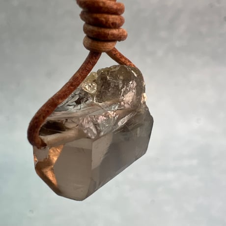 【ガウリシャンカール産】天然ヒマラヤスモーキークォーツ革紐ペンダント⑤/iGauriShankar Himalayan Smoky Quartz Pendant