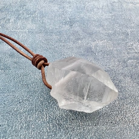 【カイラス産】天然ヒマラヤ水晶革紐付きペンダント⑪/Kailash Himalayan Quartz Pendant