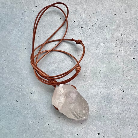 【カイラス産】天然ヒマラヤ水晶革紐付きペンダント⑧/Kailash Himalayan Quartz Pendant