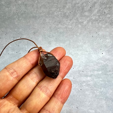 【ガウリシャンカール産】天然ヒマラヤスモーキークォーツ革紐ペンダント①/GauriShankar Himalayan Smoky Quartz Pendant