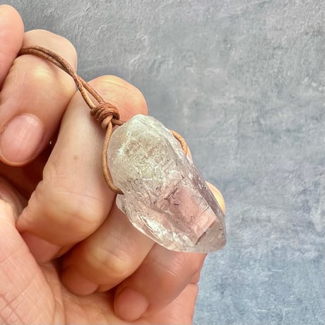 【カイラス産】天然ヒマラヤ水晶革紐付きペンダント⑩/Kailash Himalayan Quartz Pendant