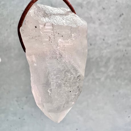 【カイラス産】天然ヒマラヤ水晶革紐付きペンダント③/Kailash Himalayan Quartz Pendant
