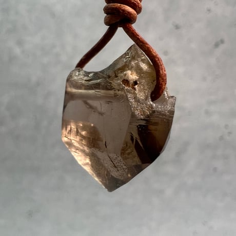 【ガウリシャンカール産】天然ヒマラヤスモーキークォーツ革紐ペンダント⑤/iGauriShankar Himalayan Smoky Quartz Pendant