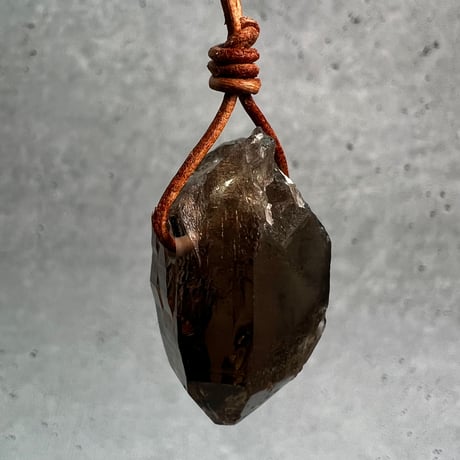 【ガウリシャンカール産】天然ヒマラヤスモーキークォーツ革紐ペンダント①/GauriShankar Himalayan Smoky Quartz Pendant