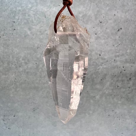 【ガネッシュヒマール産】天然ヒマラヤ水晶革紐付きペンダント④/GaneshHimal Limonite in Natural Pendant