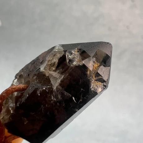 【ガウリシャンカール産】天然ヒマラヤスモーキークォーツ革紐ペンダント⑩(※訳あり)/GauriShankar Himalayan Smoky Quartz Pendant