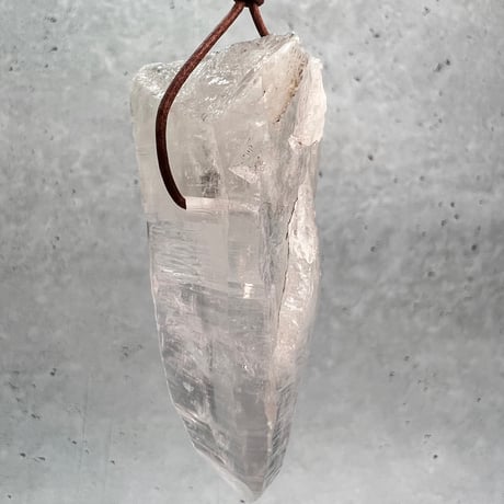 【カイラス産】天然ヒマラヤ水晶革紐付きペンダント⑥/Kailash Himalayan Quartz Pendant