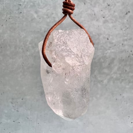 【カイラス産】天然ヒマラヤ水晶革紐付きペンダント③/Kailash Himalayan Quartz Pendant