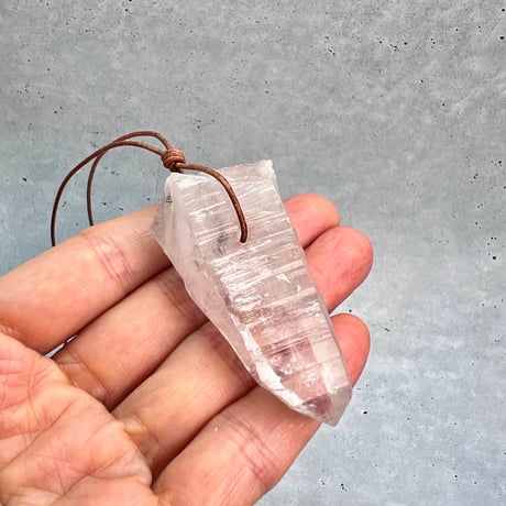 【カイラス産】天然ヒマラヤ水晶革紐付きペンダント⑥/Kailash Himalayan Quartz Pendant