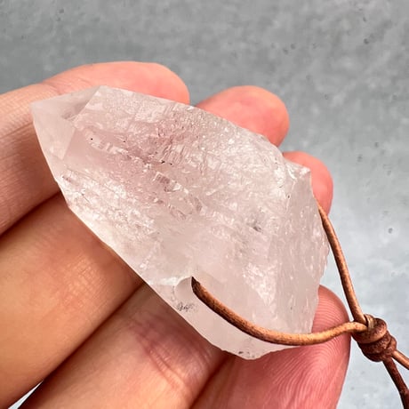 【カイラス産】天然ヒマラヤ水晶革紐付きペンダント③/Kailash Himalayan Quartz Pendant