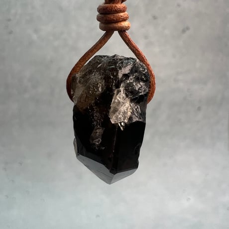 【ガウリシャンカール産】天然ヒマラヤスモーキークォーツ革紐ペンダント⑩(※訳あり)/GauriShankar Himalayan Smoky Quartz Pendant