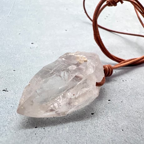 【カイラス産】天然ヒマラヤ水晶革紐付きペンダント⑨/Kailash Himalayan Quartz Pendant