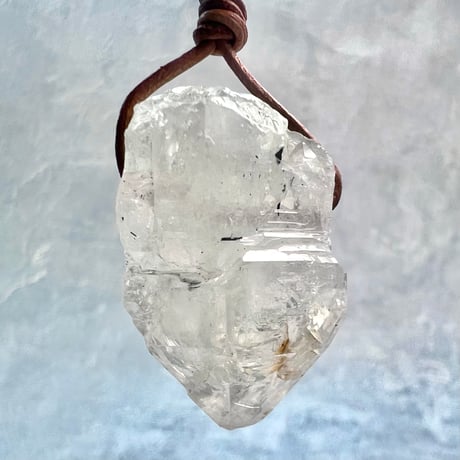 【カイラス産】天然ヒマラヤ水晶革紐付きペンダント②/Kailash Himalayan Quartz Pendant
