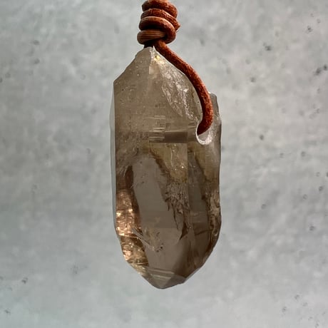 【ガウリシャンカール産】天然ヒマラヤスモーキークォーツ革紐ペンダント③/GauriShankar Himalayan Smoky Quartz Pendant