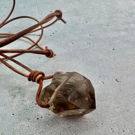 【ガウリシャンカール産】天然ヒマラヤスモーキークォーツ革紐ペンダント⑤/iGauriShankar Himalayan Smoky Quartz Pendant