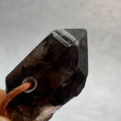【ガウリシャンカール産】天然ヒマラヤスモーキークォーツ革紐ペンダント⑩(※訳あり)/GauriShankar Himalayan Smoky Quartz Pendant