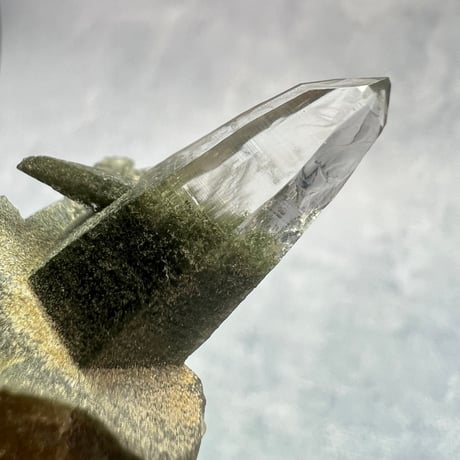 【ガネッシュヒマール産】クローライトイン天然ヒマラヤ水晶/GaneshHimal Chlorite&Albite in Himalayan Quartz