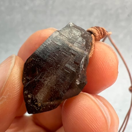 【ガウリシャンカール産】天然ヒマラヤスモーキークォーツ革紐ペンダント⑥/GauriShankar Himalayan Smoky Quartz Pendant