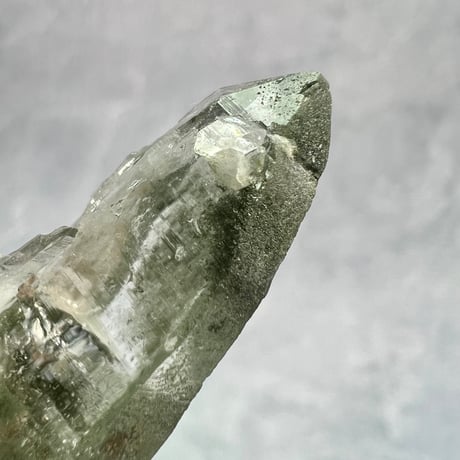 【ガネッシュヒマール産】クローライトイン天然ヒマラヤ水晶/GaneshHimal Chlorite&Albite in Himalayan Quartz