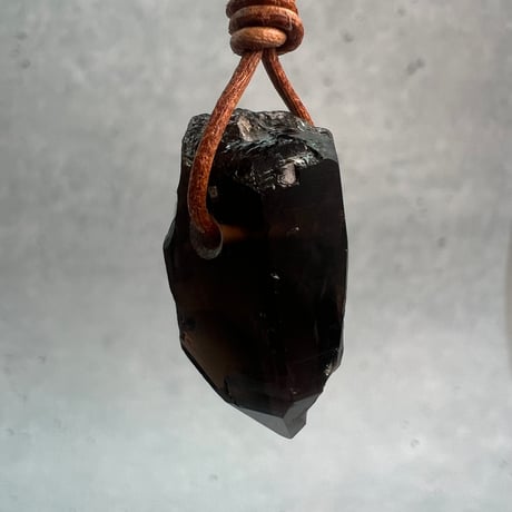 【ガウリシャンカール産】天然ヒマラヤスモーキークォーツ革紐ペンダント⑩(※訳あり)/GauriShankar Himalayan Smoky Quartz Pendant