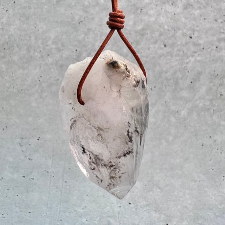 【カイラス産】天然ヒマラヤ水晶革紐付きペンダント⑤/Kailash Himalayan Quartz Pendant