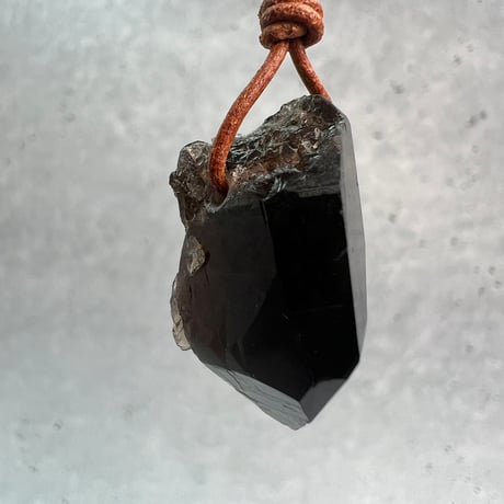 【ガウリシャンカール産】天然ヒマラヤスモーキークォーツ革紐ペンダント④/GauriShankar Himalayan Smoky Quartz Pendant