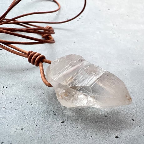 【カイラス産】天然ヒマラヤ水晶革紐付きペンダント⑨/Kailash Himalayan Quartz Pendant