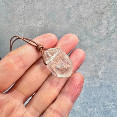 【カイラス産】天然ヒマラヤ水晶革紐付きペンダント⑦/Kailash Himalayan Quartz Pendant