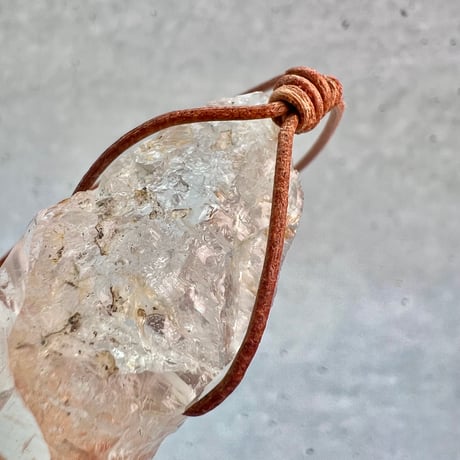 【ガネッシュヒマール産】天然ヒマラヤ水晶革紐付きペンダント③/GaneshHimal Limonite in Natural Pendant