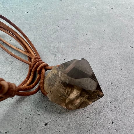 【ガウリシャンカール産】天然ヒマラヤスモーキークォーツ革紐ペンダント⑤/iGauriShankar Himalayan Smoky Quartz Pendant