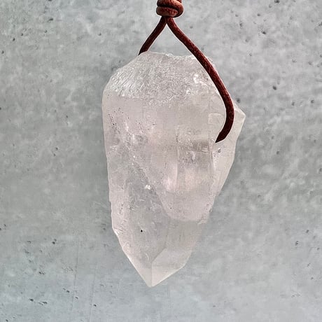【カイラス産】天然ヒマラヤ水晶革紐付きペンダント③/Kailash Himalayan Quartz Pendant