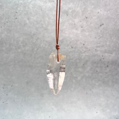 【ガネッシュヒマール産】天然ヒマラヤ水晶革紐付きペンダント④/GaneshHimal Limonite in Natural Pendant