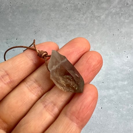 【ガウリシャンカール産】天然ヒマラヤスモーキークォーツ革紐ペンダント③/GauriShankar Himalayan Smoky Quartz Pendant