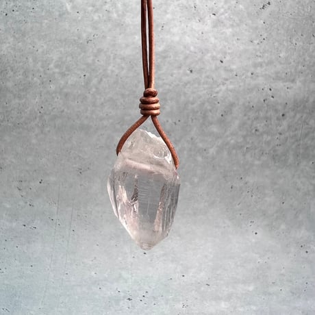 【カイラス産】天然ヒマラヤ水晶革紐付きペンダント⑨/Kailash Himalayan Quartz Pendant