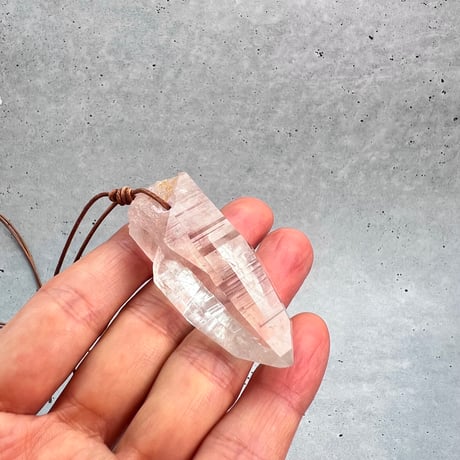 【ガネッシュヒマール産】天然ヒマラヤ水晶革紐付きペンダント④/GaneshHimal Limonite in Natural Pendant
