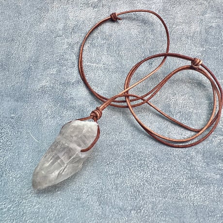 【カイラス産】天然ヒマラヤ水晶革紐付きペンダント⑨/Kailash Himalayan Quartz Pendant