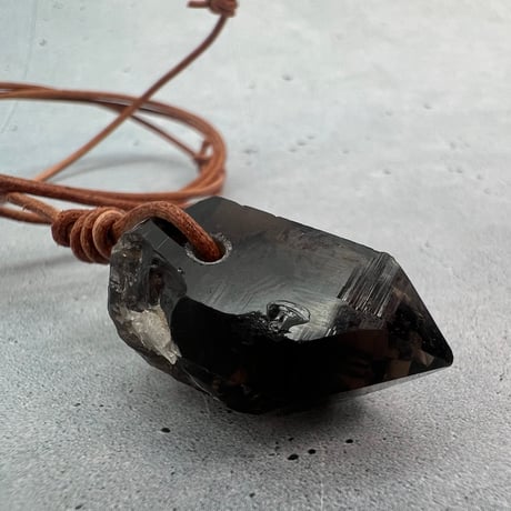 【ガウリシャンカール産】天然ヒマラヤスモーキークォーツ革紐ペンダント⑩(※訳あり)/GauriShankar Himalayan Smoky Quartz Pendant