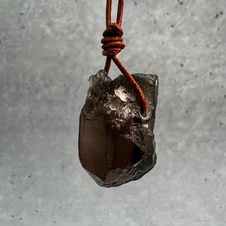 【ガウリシャンカール産】天然ヒマラヤスモーキークォーツ革紐ペンダント①/GauriShankar Himalayan Smoky Quartz Pendant