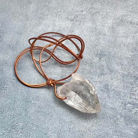 【カイラス産】天然ヒマラヤ水晶革紐付きペンダント①/Kailash Himalayan Quartz Pendant