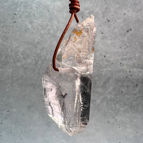 【ガネッシュヒマール産】天然ヒマラヤ水晶革紐付きペンダント③/GaneshHimal Limonite in Natural Pendant