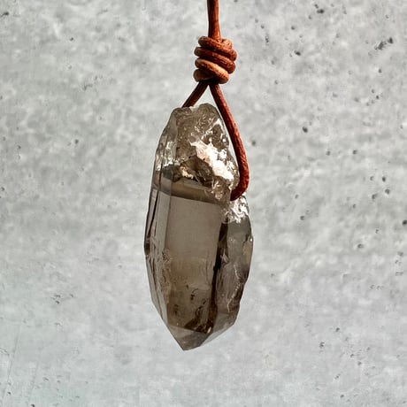 【ガウリシャンカール産】天然ヒマラヤスモーキークォーツ革紐ペンダント②/GauriShankar Himalayan Smoky Quartz Pendant