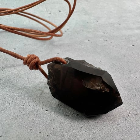 【ガウリシャンカール産】天然ヒマラヤスモーキークォーツ革紐ペンダント④/GauriShankar Himalayan Smoky Quartz Pendant