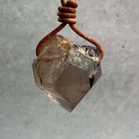 【ガウリシャンカール産】天然ヒマラヤスモーキークォーツ革紐ペンダント⑤/iGauriShankar Himalayan Smoky Quartz Pendant