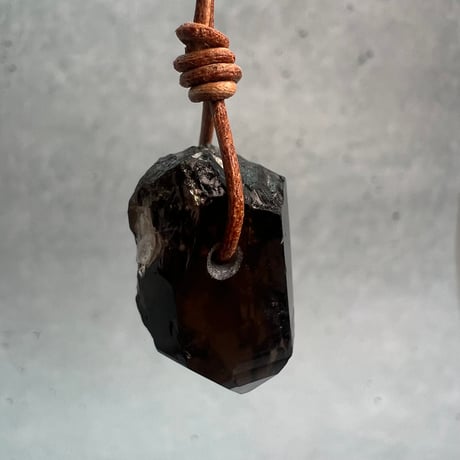 【ガウリシャンカール産】天然ヒマラヤスモーキークォーツ革紐ペンダント⑩(※訳あり)/GauriShankar Himalayan Smoky Quartz Pendant