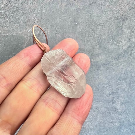 【カイラス産】天然ヒマラヤ水晶革紐付きペンダント③/Kailash Himalayan Quartz Pendant
