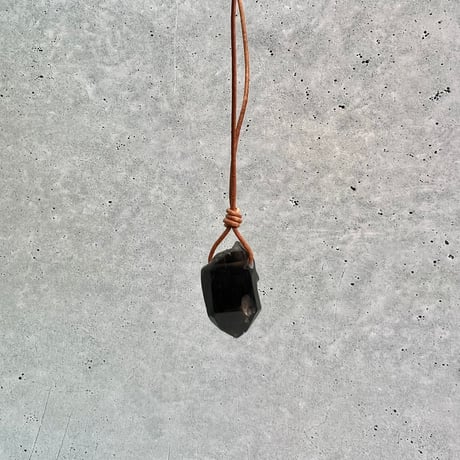 【ガウリシャンカール産】天然ヒマラヤスモーキークォーツ革紐ペンダント④/GauriShankar Himalayan Smoky Quartz Pendant
