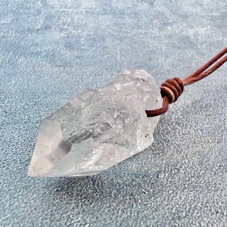 【カイラス産】天然ヒマラヤ水晶革紐付きペンダント⑪/Kailash Himalayan Quartz Pendant