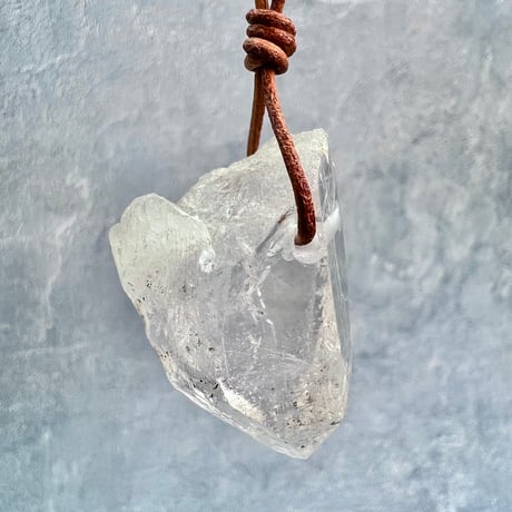 【カイラス産】天然ヒマラヤ水晶革紐付きペンダント①/Kailash Himalayan Quartz Pendant
