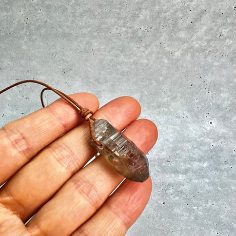 【ガウリシャンカール産】天然ヒマラヤスモーキークォーツ革紐ペンダント②/GauriShankar Himalayan Smoky Quartz Pendant